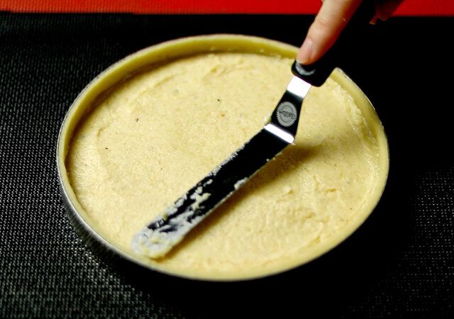 桜のいちごタルト レシピ アーモンドクリームを入れる