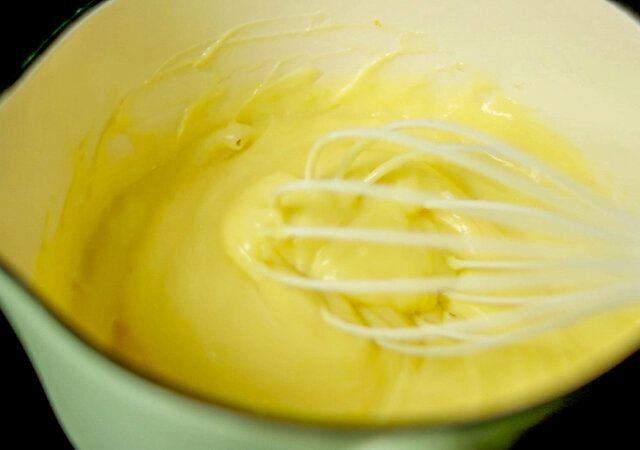 桜のいちごタルト レシピ 牛乳と合わせて中火にかけて混ぜる