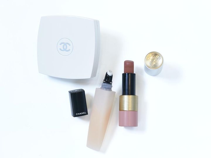画像: 左から「シャネル ル ブラン コンパクト ラディアンス10」、「シャネル ユイル ア オングル」、「エルメス ティンティッドリップバーム 〈ローズ エルメス〉 49」／すべて本人私物 出典：ftn