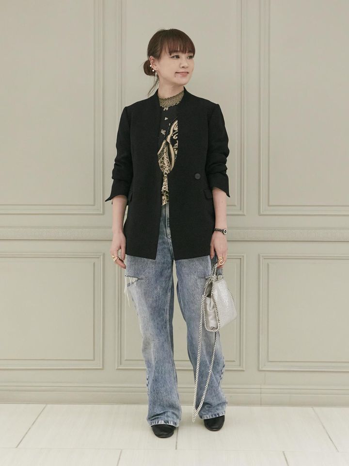 画像: ジャケットの下に着たニット￥59,400【マメ クロゴウチ】 パンツ￥108,900【メゾン マルジェラ】 バッグ￥154,000【ステラ マッカートニー】 その他／本人私物 出典：パリゴ