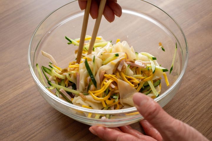 皮と具材をタレで和える