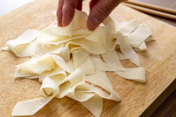 餃子の皮を切ってほぐす