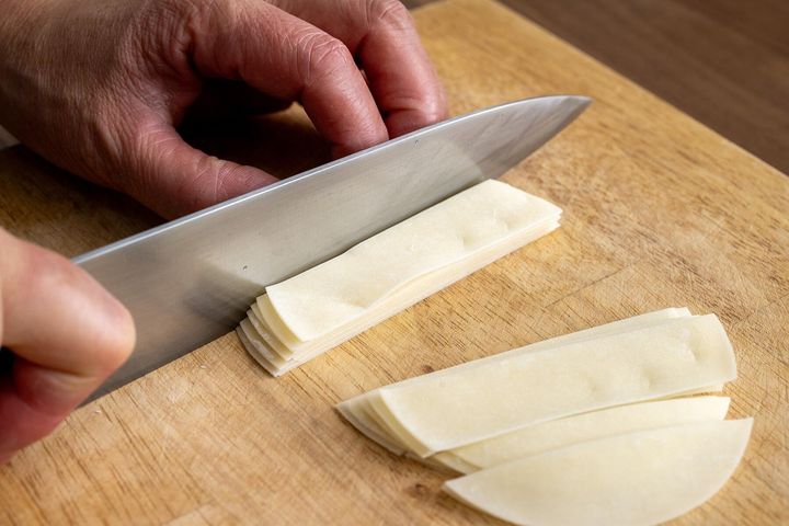 餃子の皮を切ってほぐす