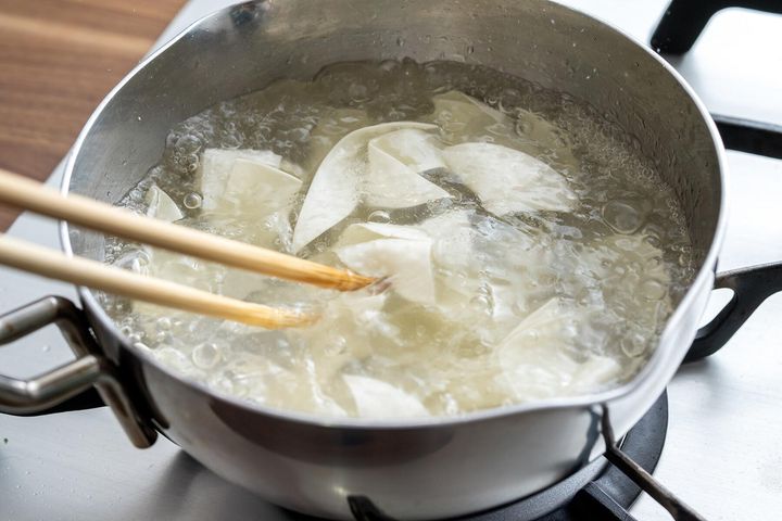 餃子の皮をゆでる