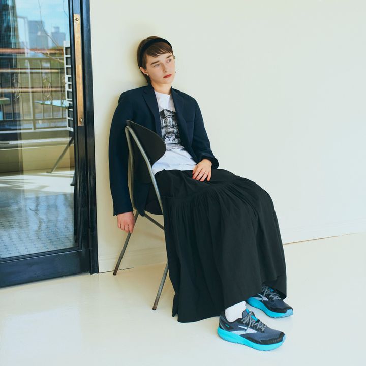 ランニングシューズならではのビビッドな配色で、スカートスタイルに爽やかな風を吹き込んで【マイスタンダードブック】