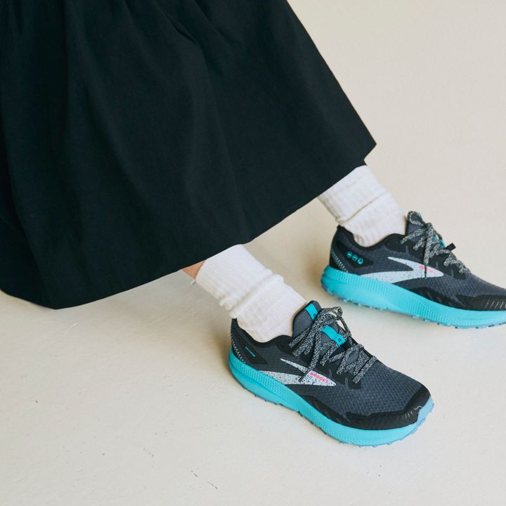 ランニングシューズならではのビビッドな配色で、スカートスタイルに爽やかな風を吹き込んで【マイスタンダードブック】