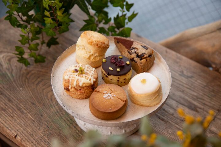 かわいらしいミニサイズや1点ものの缶入りアソートも♪桜新町「スコーン専門店 小灯」