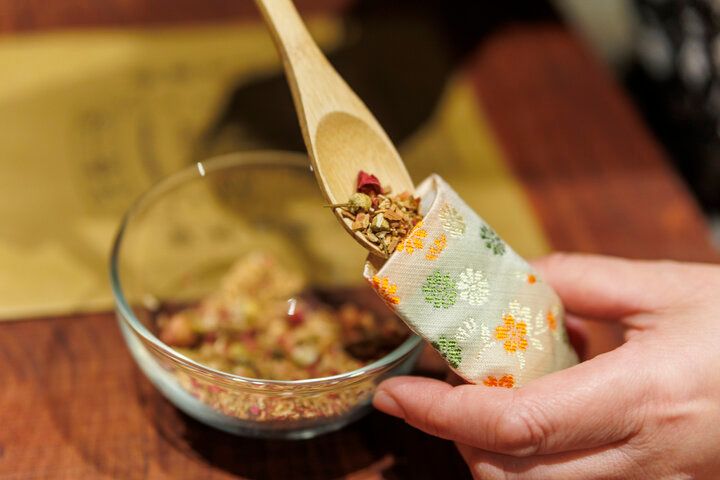 京都「薫玉堂 寺町店」の香袋調香体験で、奥ゆかしい香りの世界へ