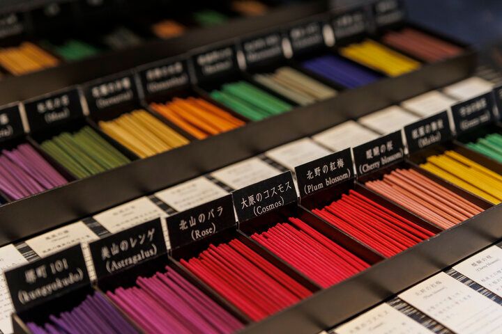 京都「薫玉堂 寺町店」の香袋調香体験で、奥ゆかしい香りの世界へ