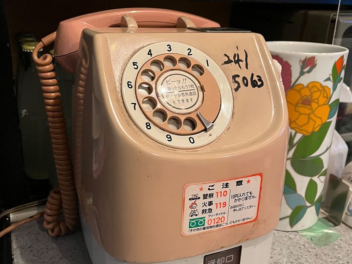 桜木町『スナック樽』のピンクの電話