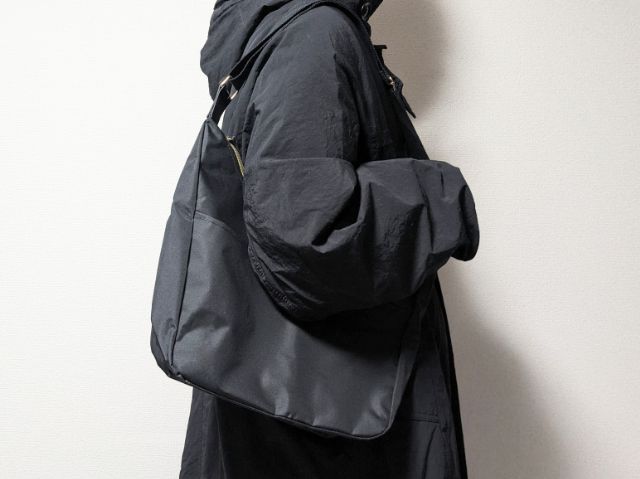 バッグを肩にかけたところ