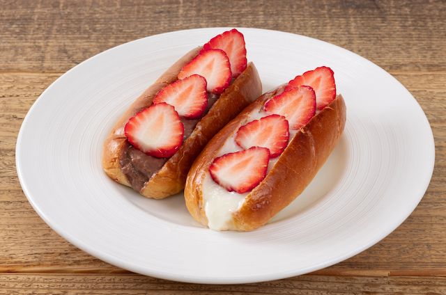 苺をトッピングした～とろける大山ミルククリームコッペパン～