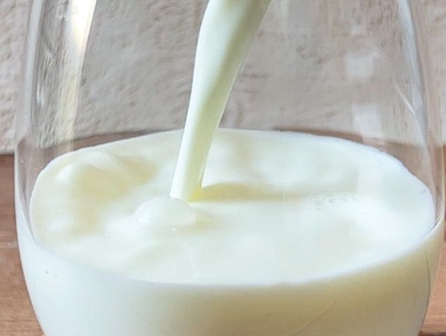 注いでみると、中身はさらっとした感じ