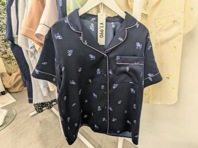 グレープのサテンパジャマを着用したマネキン