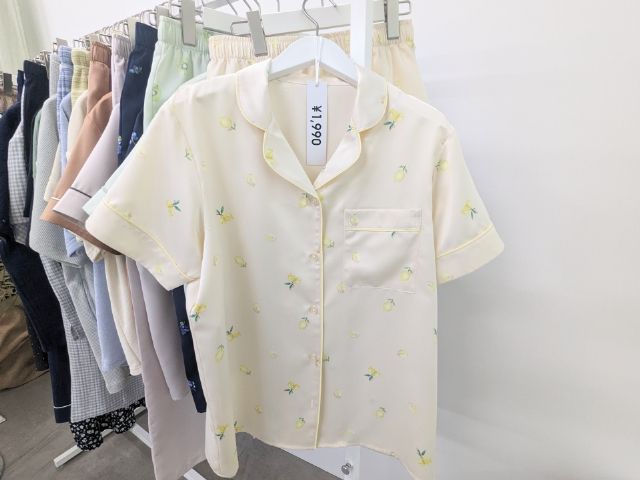 レモンのサテンパジャマを着用したマネキン