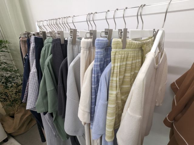 ハンガーにかけられているパジャマウェア