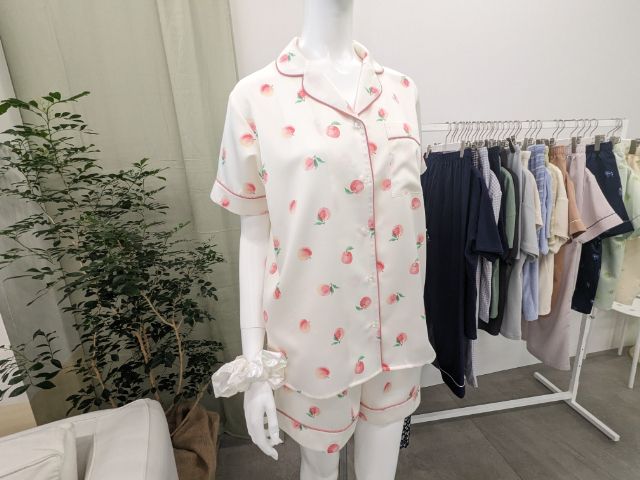 ピーチのサテンパジャマを着用したマネキン