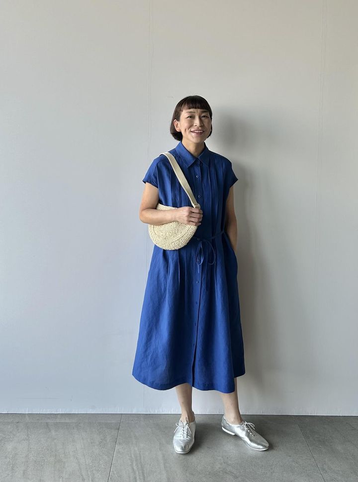 画像: 【UNIQLO and COMPTOIR DES COTONNIERS】リネンブレンドシャツワンピース（半袖）¥4,990、【UNIQLO】ラウンドミニクロシェバッグ¥2,990、その他／佐藤さん私物 身長166㎝、Mサイズを着用 www.uniqlo.com