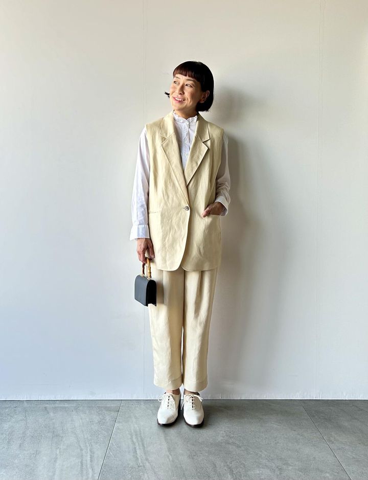 画像: 【COMPTOIR DES COTONNIERS】テンセルリネンジャケット（ノースリーブ・コントワーデコトニエ）¥9,990、ストレッチコットンフリルシャツ（長袖・コントワーデコトニエ）¥7,990、リヨセルリネンタックテーパードパンツ（コントワーデコトニエ）¥9,990、その他／佐藤さん私物 身長166㎝、Mサイズを着用 www.uniqlo.com