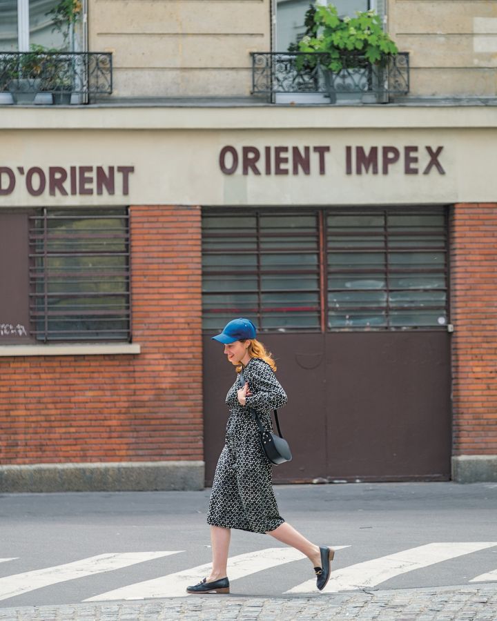 上品なワンピースにあえてカジュアルなキャップを合わせたコーデ