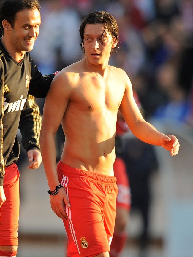 引退エジルが衝撃のガチムチにイメチェン！筋肉王ロナウドも「兄弟、悪くないね」