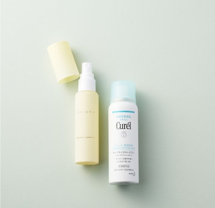 キュレル ディープモイスチャースプレー［医薬部外品］ 60g ¥990〈編集部調べ〉（花王）、トーン モイスチャー レイヤード ミスト ミモザブーケの香り 60mL ¥2,750（トーン）