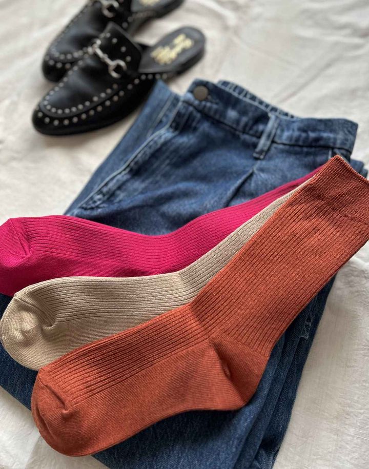 画像: 【UNIQLO】50色ソックス各¥290 ※4点まとめ買いで¥990、5点目以降は1点につき¥247、ドレープデニムタックパンツ（丈標準72～74cm）¥3,990 www.uniqlo.com