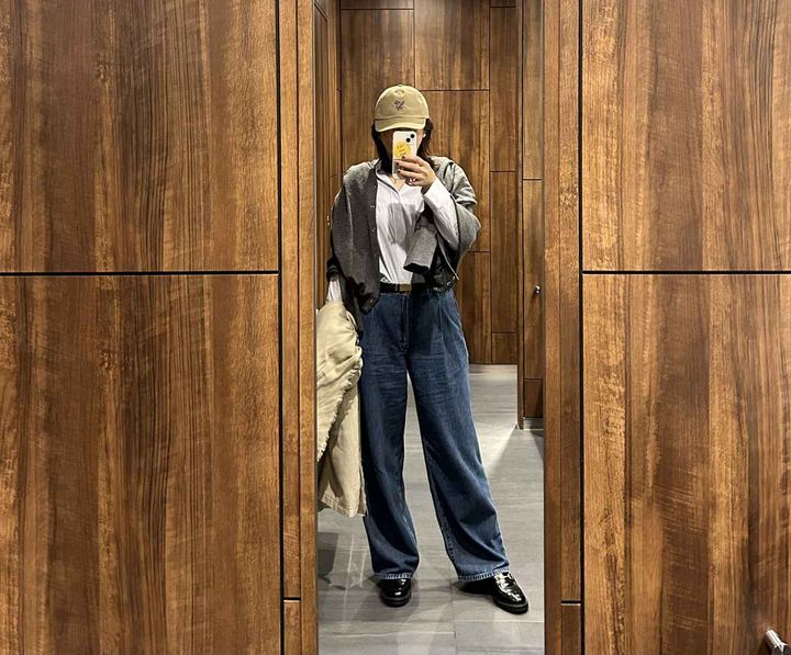 画像: 【UNIQLO】ドレープデニムタックパンツ（丈標準72～74cm）¥3,990 www.uniqlo.com