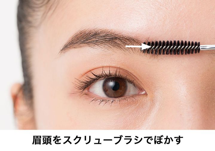 眉頭をスクリューブラシでぼかす
