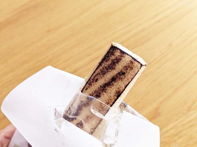 すき焼き風味の焼豆腐バーを手で持っている様子