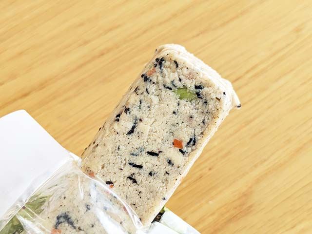 枝豆とひじきの豆腐バーを手で持っている様子