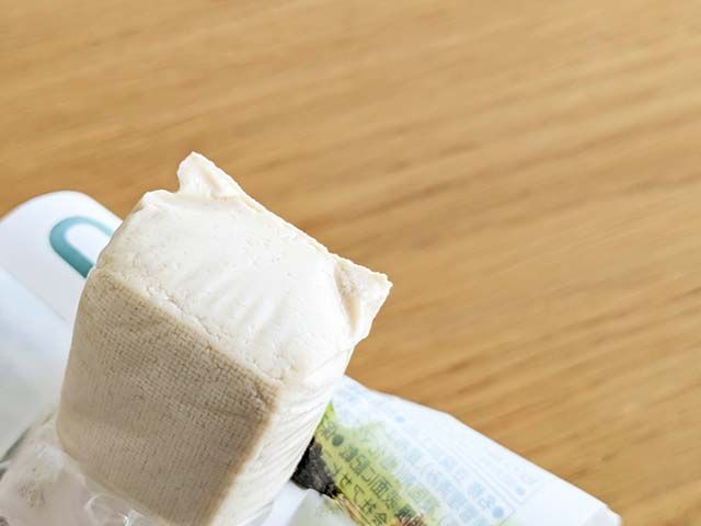 柚子胡椒風味の豆腐バー を手で持っている様子