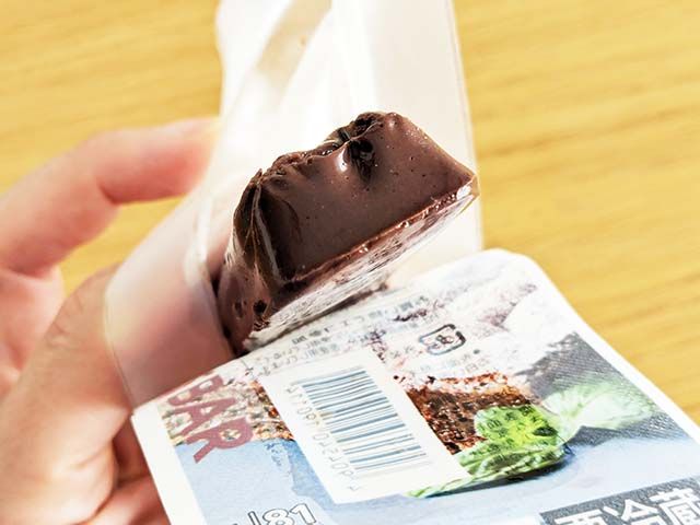 豆腐スイーツバー ガトーショコラを手で持っている様子