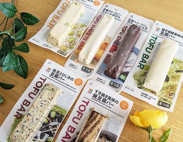 セブンイレブンの豆腐バー6種がテーブルに並べられている様子
