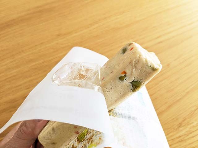 おからと枝豆の豆腐バーを手で持っている様子