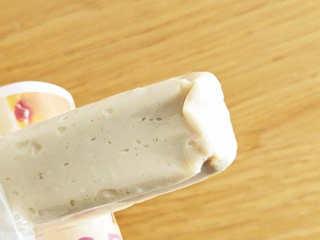 豆腐スイーツバー スイートポテトを手で持っている様子