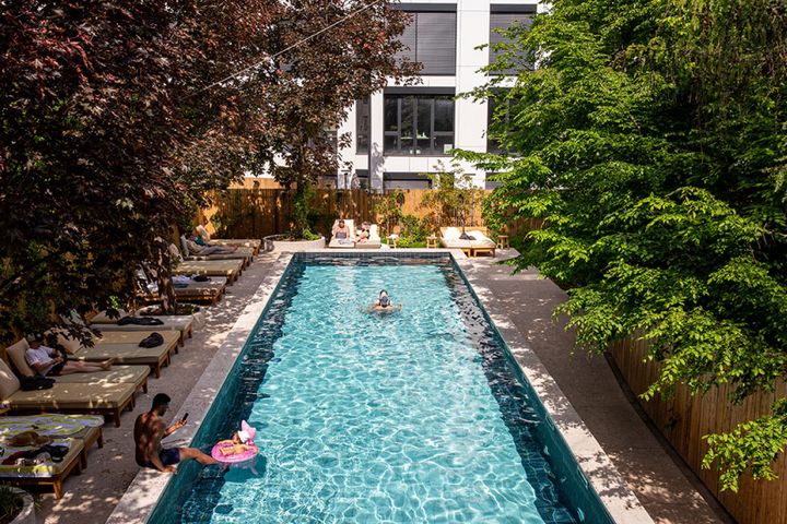 〈MOB HOUSE〉宿泊客専用のプール