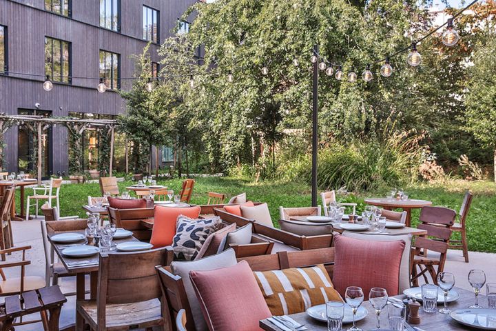 〈MOB HOUSE〉の庭園に面したレストランテラス