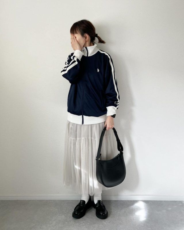 WEGO「トラックジャケットコーデの女性4」