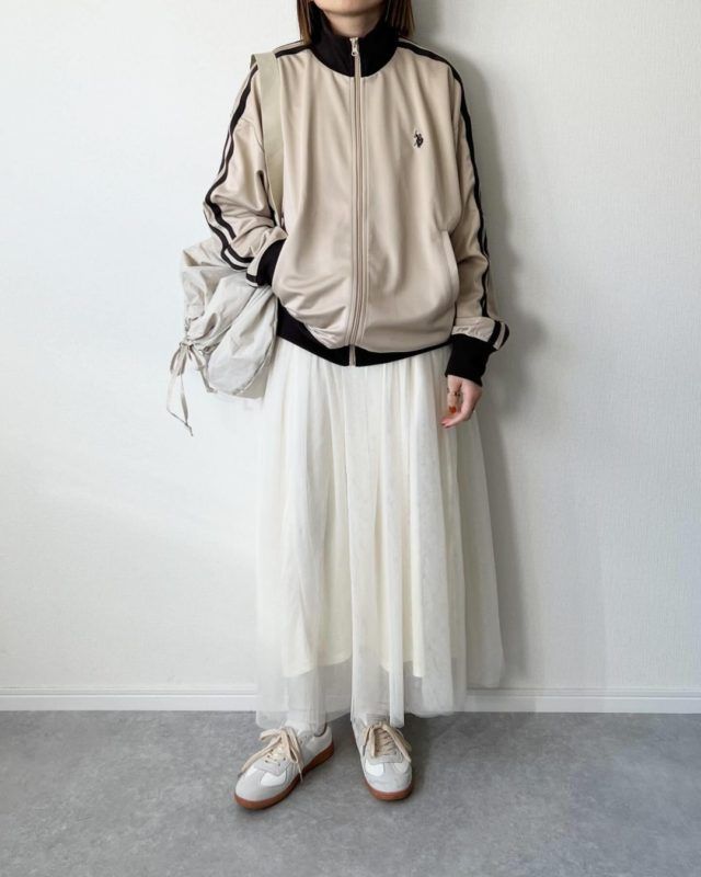 WEGO「トラックジャケットコーデの女性5」