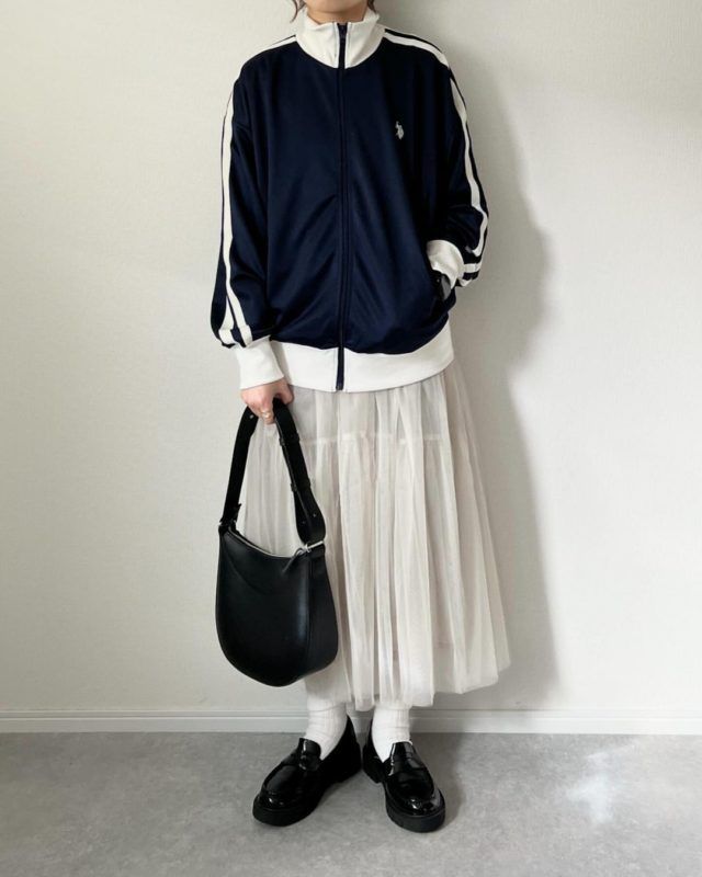 WEGO「トラックジャケットコーデの女性3」