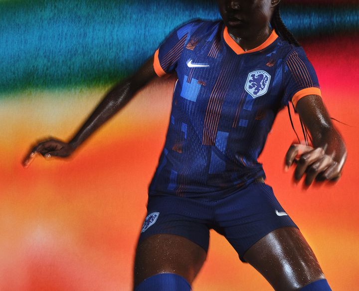 オランダ代表、EURO2024で着用する新ユニフォームを発表！アウェイは「ドレス色」のアート風デザイン