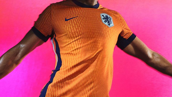 オランダ代表、EURO2024で着用する新ユニフォームを発表！アウェイは「ドレス色」のアート風デザイン