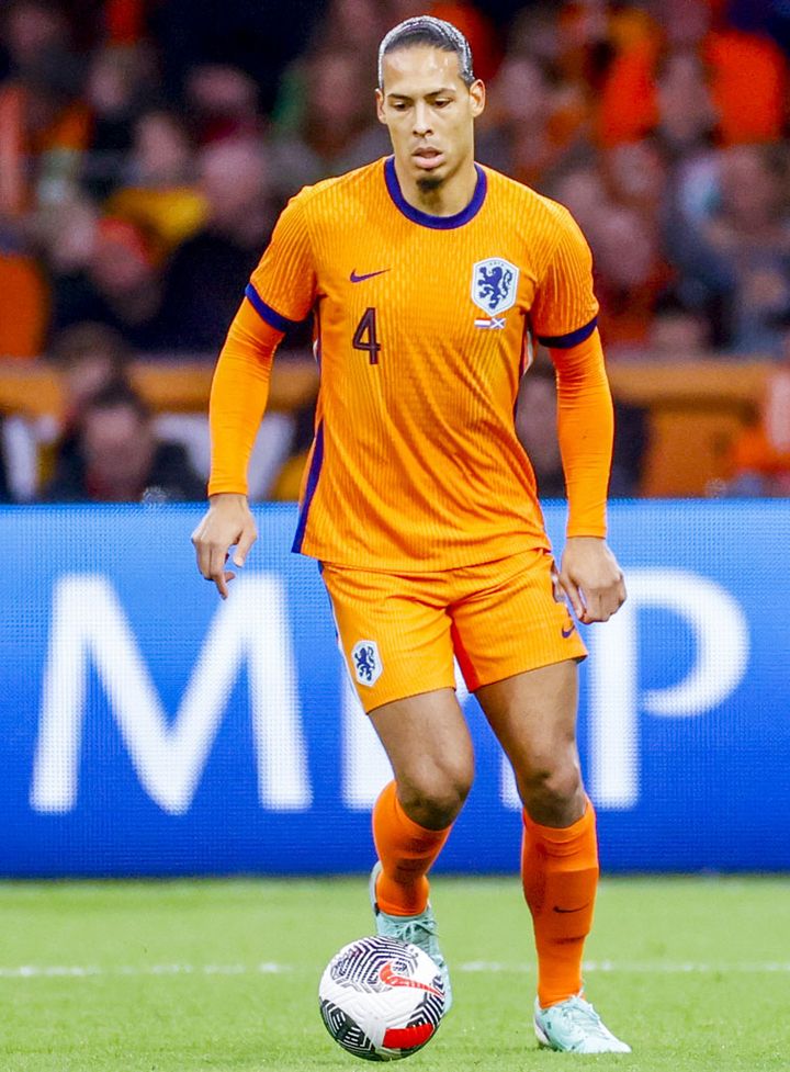 オランダ代表、EURO2024で着用する新ユニフォームを発表！アウェイは「ドレス色」のアート風デザイン