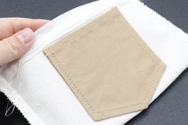 ワッペンを付けたセリアの装飾ベース フラットポーチ 12×20cm