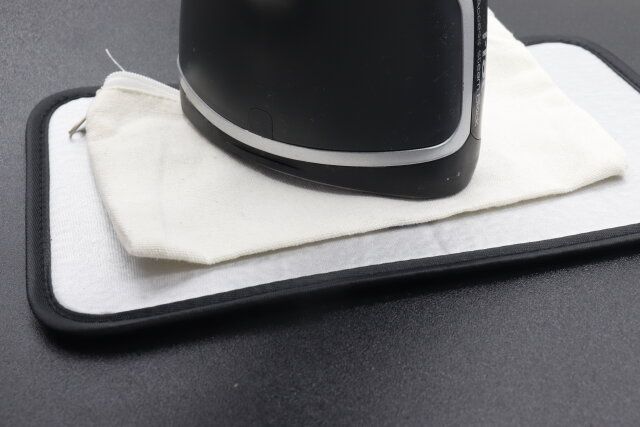 セリアの装飾ベース フラットポーチ 12×20cmにアイロンをかける様子