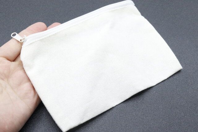 セリアの装飾ベース フラットポーチ 12×20cmを手のひらに乗せた様子