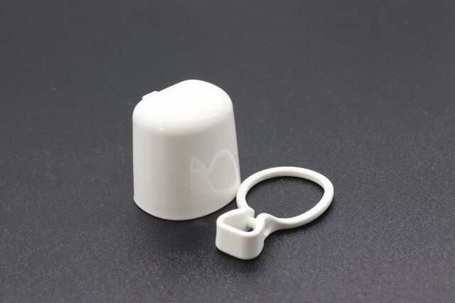 ダイソーのボトルにかけられるマウスウォッシュコップ