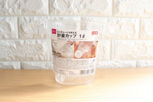 ダイソーのピッチャーにも使える計量カップ 1Lのパッケージ