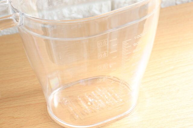 細かいメモリ付きのダイソーも1L計量カップ